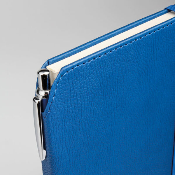 GJ00803 - CADERNO CAPA DURA COM PORTA CANETAS - Image 9
